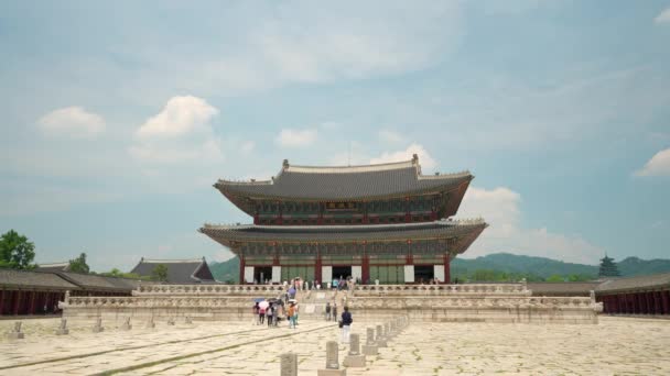 Gruppi Persone Che Visitano Palazzo Gyeongbokgung Una Giornata Estiva Nuvolosa — Video Stock