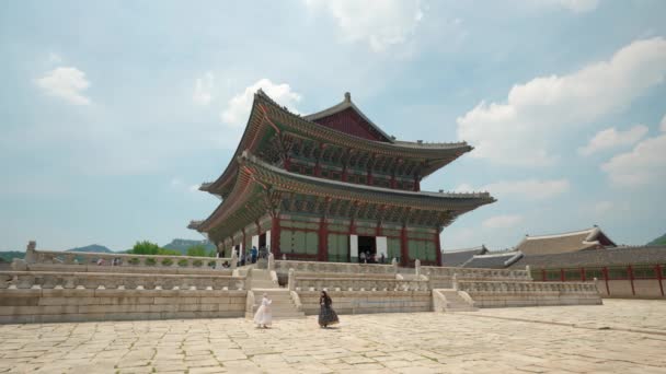 Meninas Viajante Tirar Fotos Vestindo Vestidos Hanbok Perto Palácio Gyeongbokgung — Vídeo de Stock