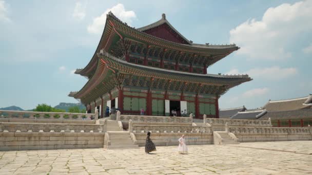 Девушки Ханбокской Одежде Фотографируются Дворцом Кёнбокгун Заднем Плане Фоне Красивого — стоковое видео