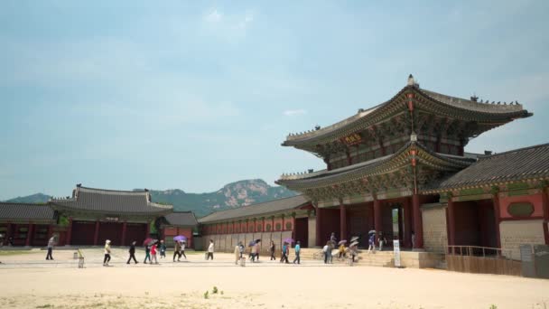 Tourists Walking Geunjeongmun 3Rd Inner Gate Gyeongbokgung Palace — Stok video