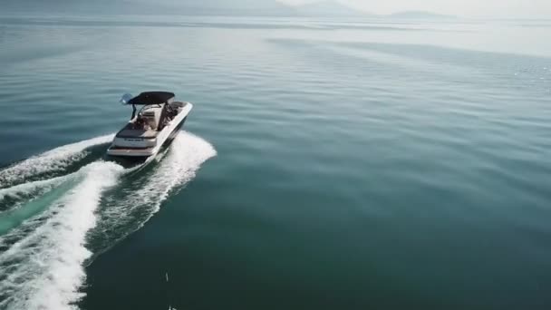 瑞士热涅瓦湖上 一名年轻人正驾驶着一艘船从无人驾驶飞机上俯瞰着 — 图库视频影像