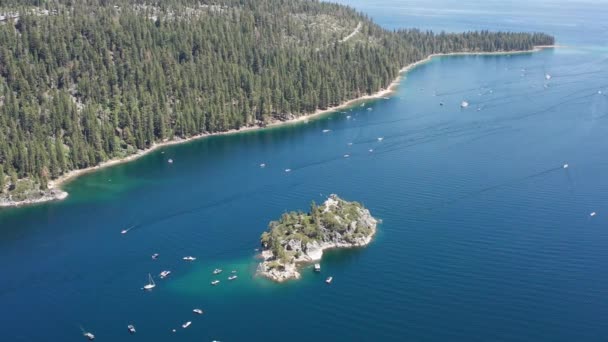 Close Panning Shot Fannette Island Emerald Bay Lake Tahoe — Vídeo de Stock