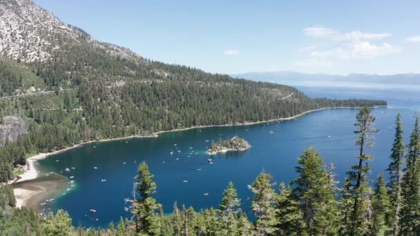 Szerokie Ujęcie Lotu Ptaka Emerald Bay Nad Jeziorem Tahoe — Wideo stockowe