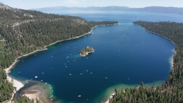 Descending Close Aerial Shot Emerald Bay Boat Traffic Lake Tahoe — Wideo stockowe