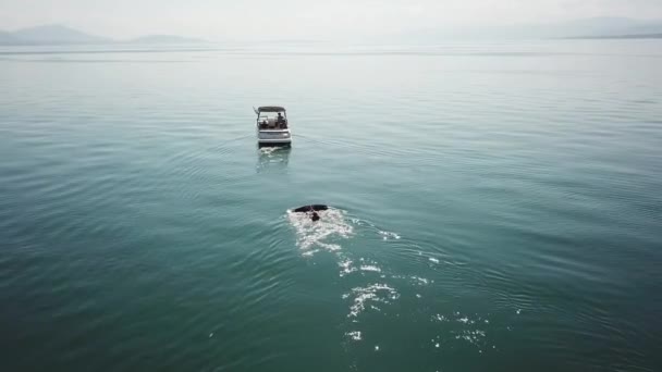 Wakeboarder Está Listo Para Comenzar Agua Esperando Que Barco Acelere — Vídeo de stock