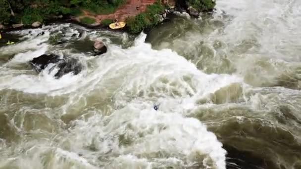 Drone View Kayaker Descending Nile River Waterfalls Jinja Uganda Victoria — Vídeos de Stock