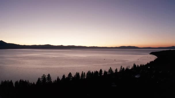 Wide Aerial Shot Lake Tahoe Shoreline Twilight — Αρχείο Βίντεο