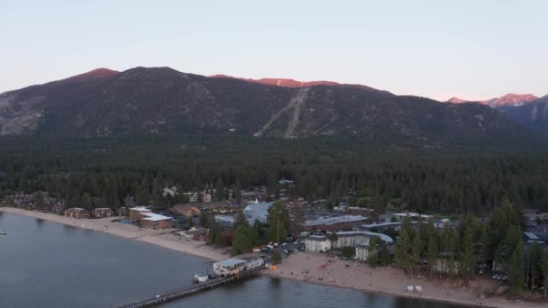 Reverse Pullback Panning Aerial Shot South Lake Tahoe Low Light — Stok Video