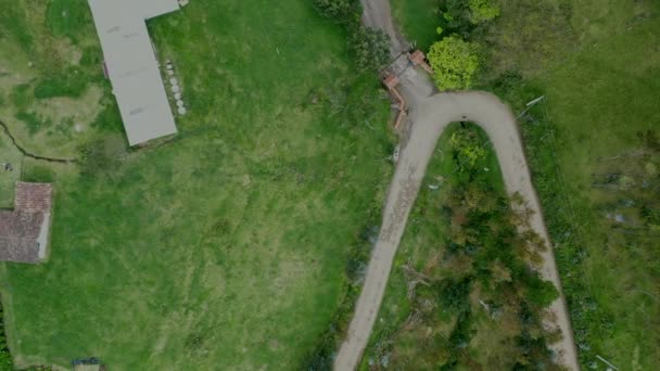 田舎の緑のフィールドでカーブロード 空中降下 — ストック動画