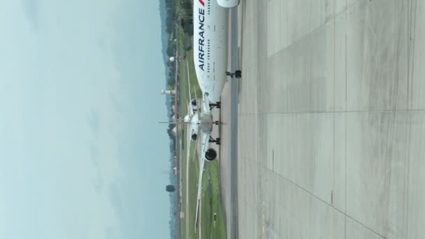 離陸のための航空フランスのジェットの垂直ビデオ シャルル ゴール空港 — ストック動画