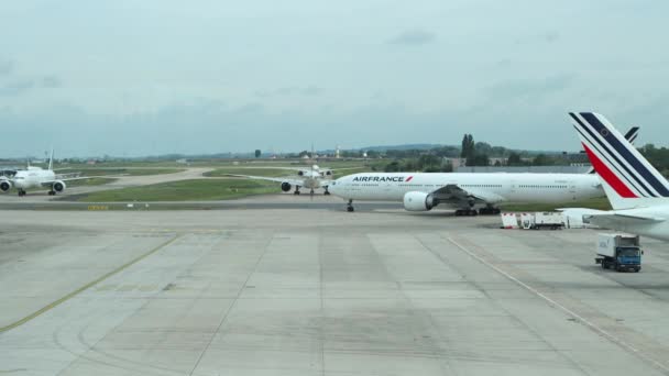 Air France Jet Stopt Wachtrij Charles Gaulle Luchthaven Wachtend Het — Stockvideo