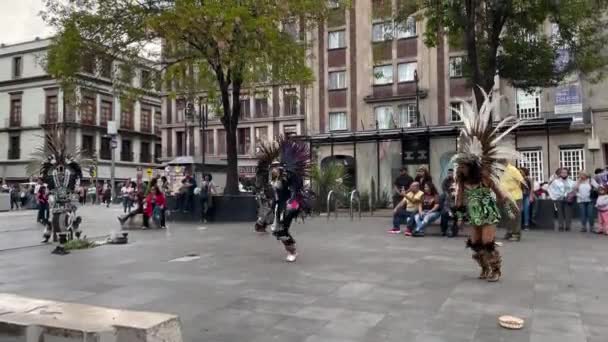 Colpo Danza Azteca Tradizionale Vicino Sindaco Templo Nella Città Messicana — Video Stock