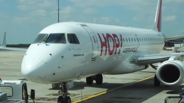 Embraer 190 Air France Hop Jet Parked Gate Being Prepared — Αρχείο Βίντεο