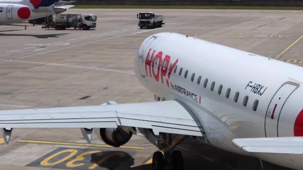 Air France Hop Plane Charles Gaulle Airport Pulls Away Gate — Stock videók