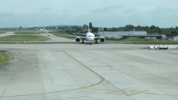 Air France Jet Taxiing Tarmac Landing Heading Arrival Gate — Stock videók
