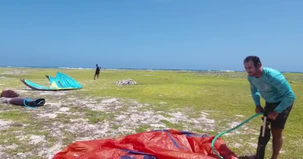 Man Leg Prosthesis Kitesurfer Inflates Kite Prepare Equipment Grass Beach — Vídeo de Stock