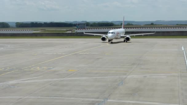 Air France Hop Airplane Taxis Gate Landing Charles Gaulle Airport — ストック動画