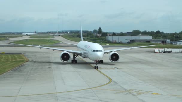 Air France Jetliner Taxis Camera Moving Gate Landing — Stock videók