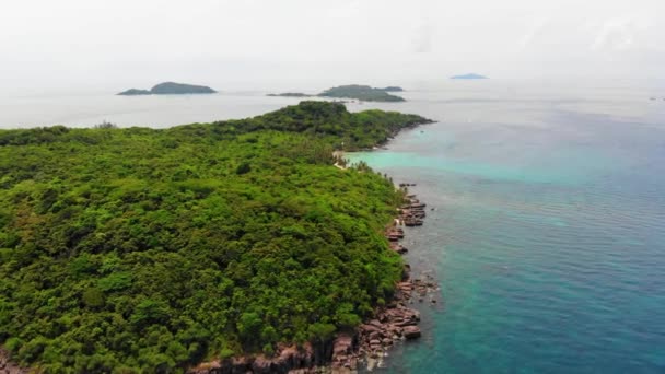 Aerial View Descending Rocky Coast Wild Green Island Coastline Landscape — Stok video