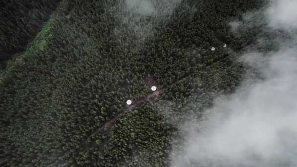 Edifícios Meio Floresta Montanha Drone Tiros Com Nuvens — Vídeo de Stock
