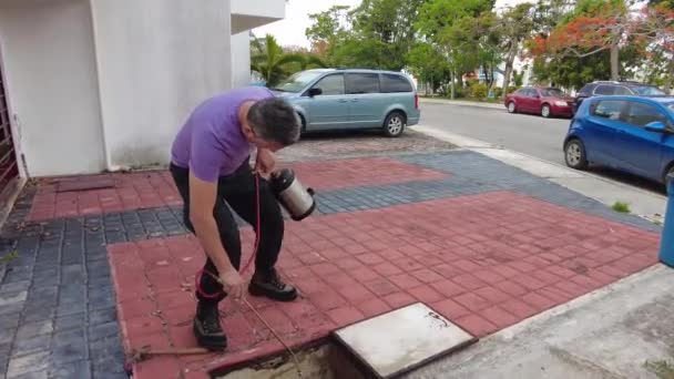 Mexican Fumigation Company Working Cockroach Extermination Front Yard Client House — 비디오