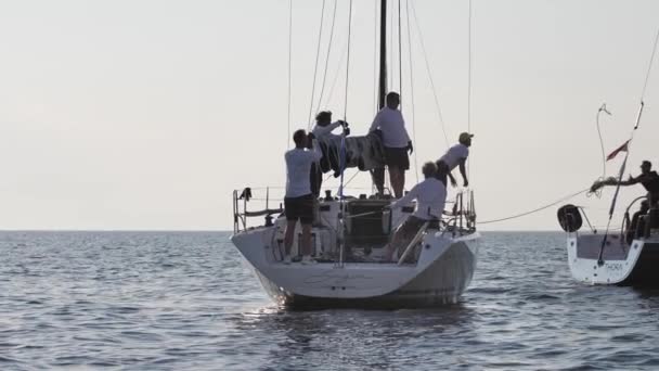 海湾造船与船在海里 海浪中的帆船 — 图库视频影像