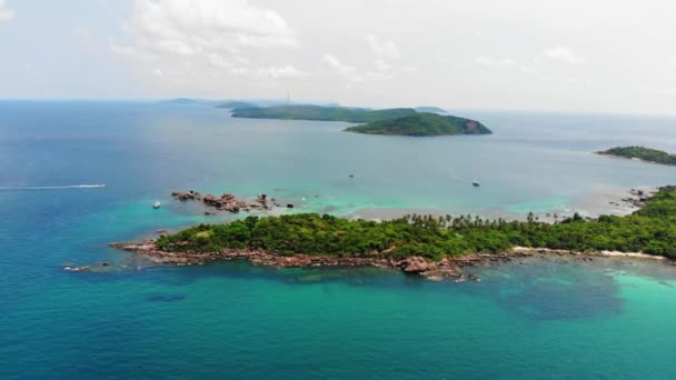 Aerial Backwards View Small Wild Green Tropical Island Surrounded Beautiful — Vídeo de Stock