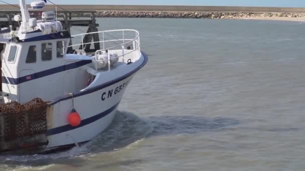 Scallops Trawler Leaves Trouville Sur Mer Harbour High Tide Tracking — Vídeo de Stock