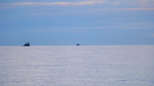 Sailing Boats Front Ocean Horizon Wide Shot — Vídeo de stock