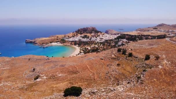 Descending Drone Footage Atop Mountains Lindos Greece Looking Beach Mediterranean — ストック動画
