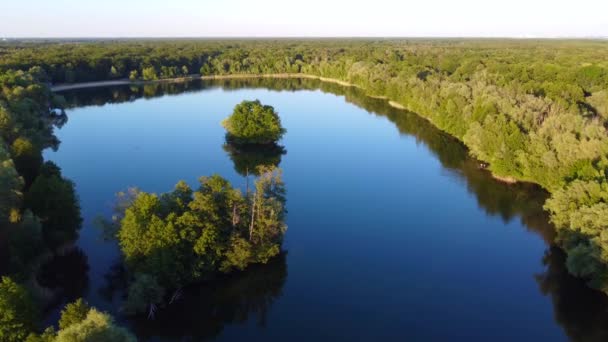 美しい風景 森と静かな湖 2022年夏のブリエゼランドイツヨーロッパの穏やかな空の景色のパノラマの概要フィリピン マルニッツによる上からの4 Kシネマティックビュー — ストック動画