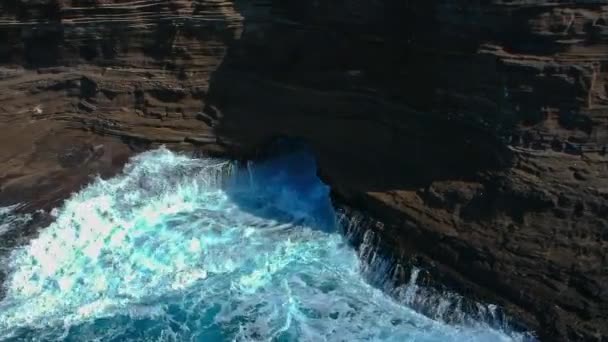 Aerial View Waves Crashing Rocks Spitting Caves Oahu — Vídeos de Stock