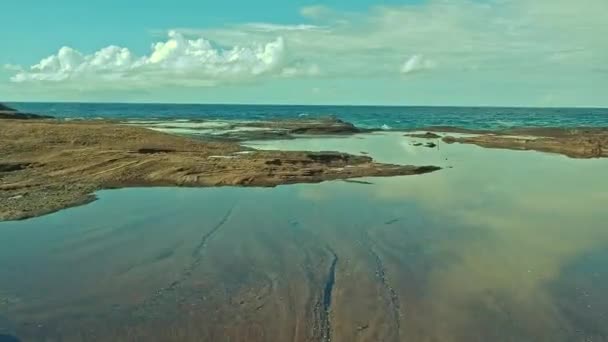 Aerial View Waves Splashing Volcanic Rock Formation Oahu — ストック動画