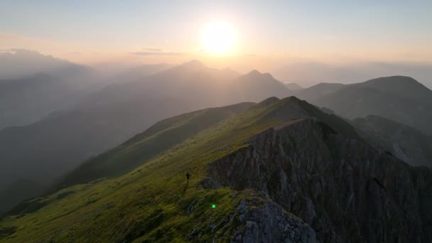 Aerial Hikers Dolomites Mountains Sunrise Epic Landscape European Alps Wanderlust — Stock video