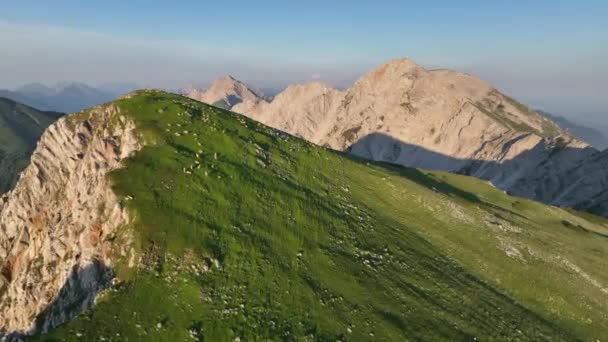 Aerial Hikers Dolomites Mountains Sunrise Epic Landscape European Alps Wanderlust — Wideo stockowe