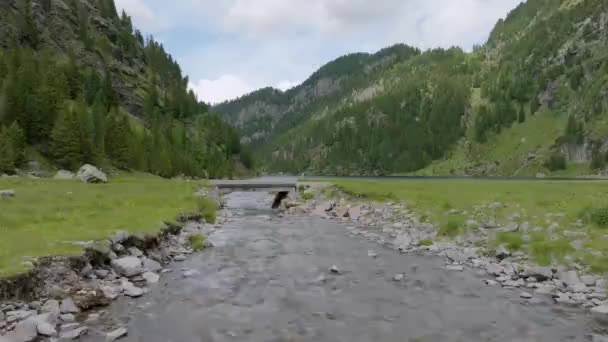 Wide Shot Cyclist Mtb Stopping Bridge Watching Beautiful Lake Mountains — Stock Video