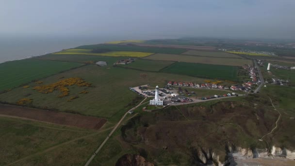 Wide Aerial View Flamborough Head Lighthouse Surrounding Yorkshire Countryside — Wideo stockowe