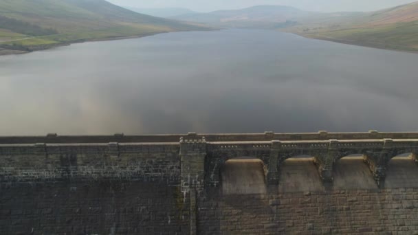 Τραβήξτε Εναέρια Πάνω Από Φράγμα Στο Scar House Reservoir Yorkshire — Αρχείο Βίντεο