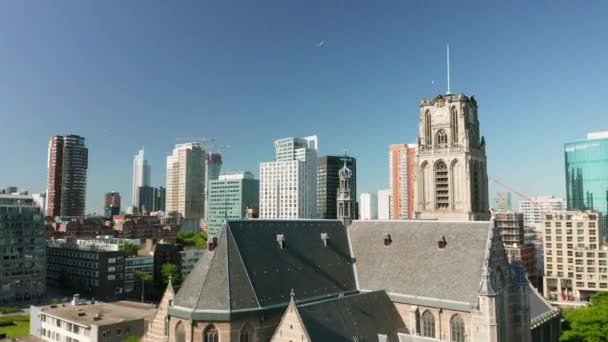 Flying Grote Sint Laurenskerk High Rise Buildings Rotterdam Netherlands Inglés — Vídeos de Stock