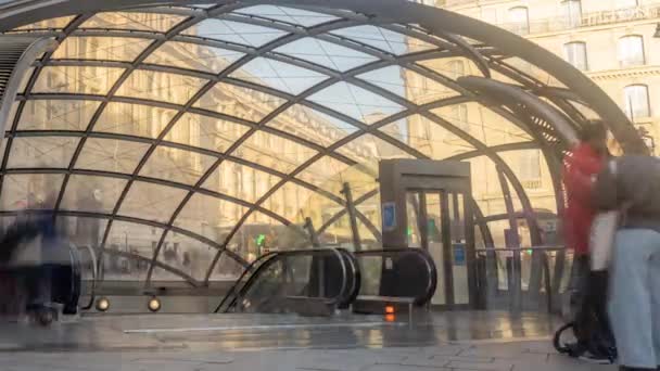 Personnes Escaliers Mécaniques Ascenseur Dans Dôme Gare Saint Lazare Paris — Video