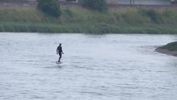 Man Standing Electric Water Board Gliding River Summer Day Široký — Stock video