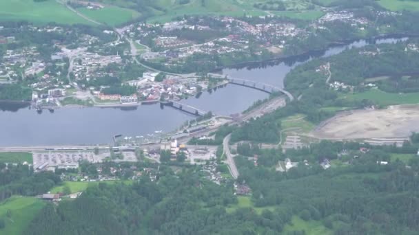 ノルウェーのオスロ郊外の川沿いの郊外エリアの空中ビュー ティルトショット — ストック動画