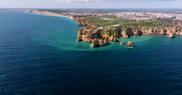 Aerial Video Partly Cloudy Day Algarve Coast Drone Moving Closer — ストック動画