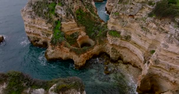 Flying Rocks Which Make Algarve Coast Portugal While Panning Camera — 图库视频影像