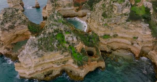 Pan Shot Algarve Rugged Coastline Flying Rocks — Vídeo de Stock