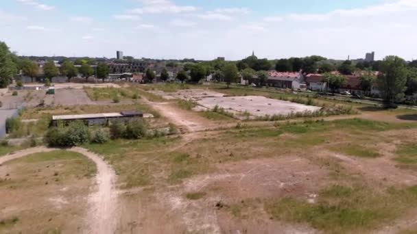 Drönare Flygfoto Outvecklad Ödemark Full Ogräs Och Gräs Tillsammans Med — Stockvideo