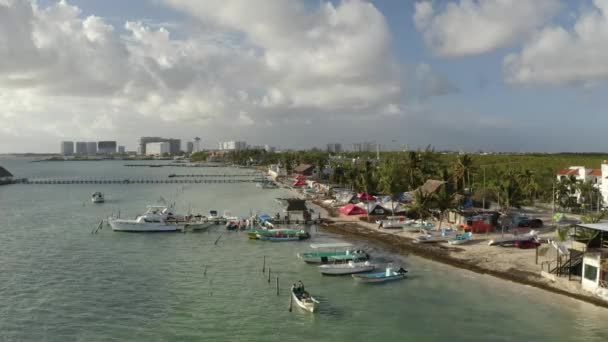 Aerial Drone Forward Moving Shot Tourist Motor Boats Docked Beautiful — Stok video