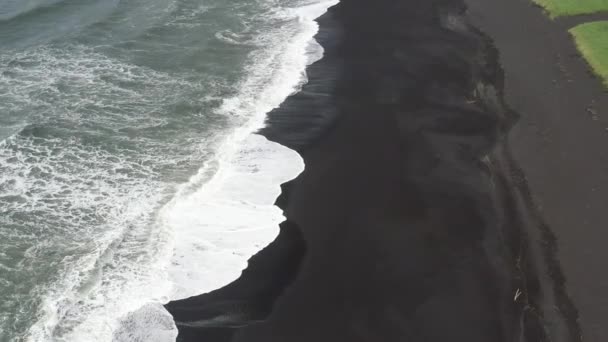 Черный Песчаный Пляж Волнами Вике Исландия Видео Дрона Над Перемещением — стоковое видео