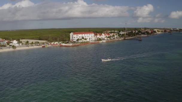 Aerial Drone Shot White Speeding Motor Boat Coastline View Houses — Wideo stockowe