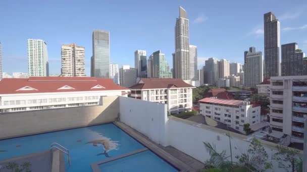 View Rooftop Swimming Pool Bangkok Blue Sky Day Pan Right — Stock Video